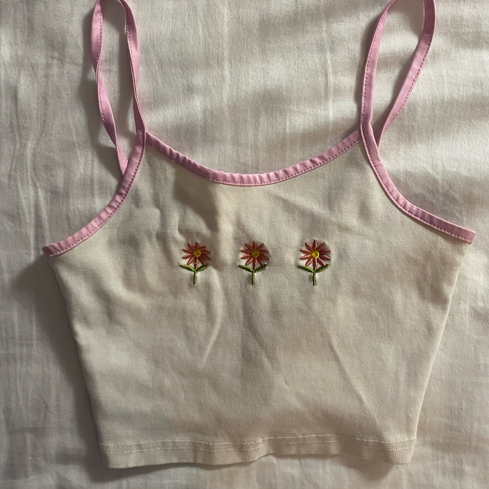 EMBROIDERED FLOWER CROP TOP